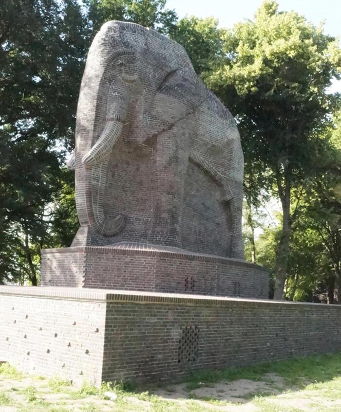 DICKHÄUTER AUS BACKSTEIN