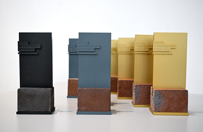 Acht Siegertrophäen in Schwarz, Grau und Gold