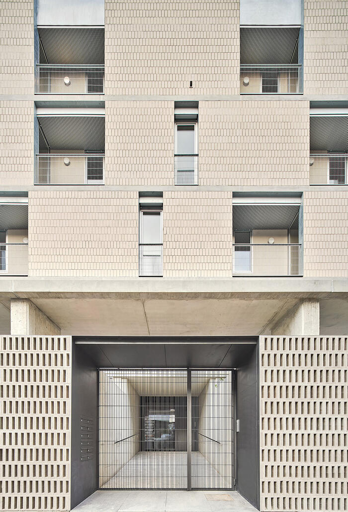 HABITABLE LATTICE (54 Social Housing in Bon Pastor)