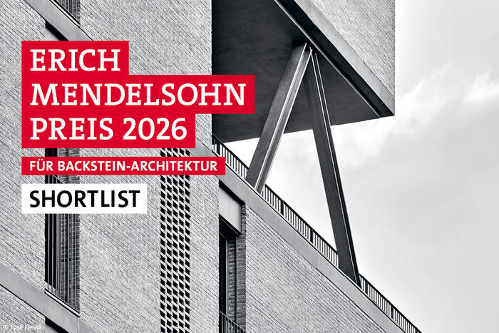 Keyvisual des Erich-Mendelsohn-Preises 2026 für Backstein-Architektur (Projekt: SOCIAL ATRIUM (54 Social Houses in Besòs) von PERIS+TORAL ARQUITECTES)