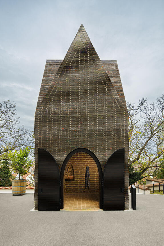Schichtungen – Mary's Mantle Chapel in Zusammenarbeit mit Kiki Smith auf dem Domberg in Freising
