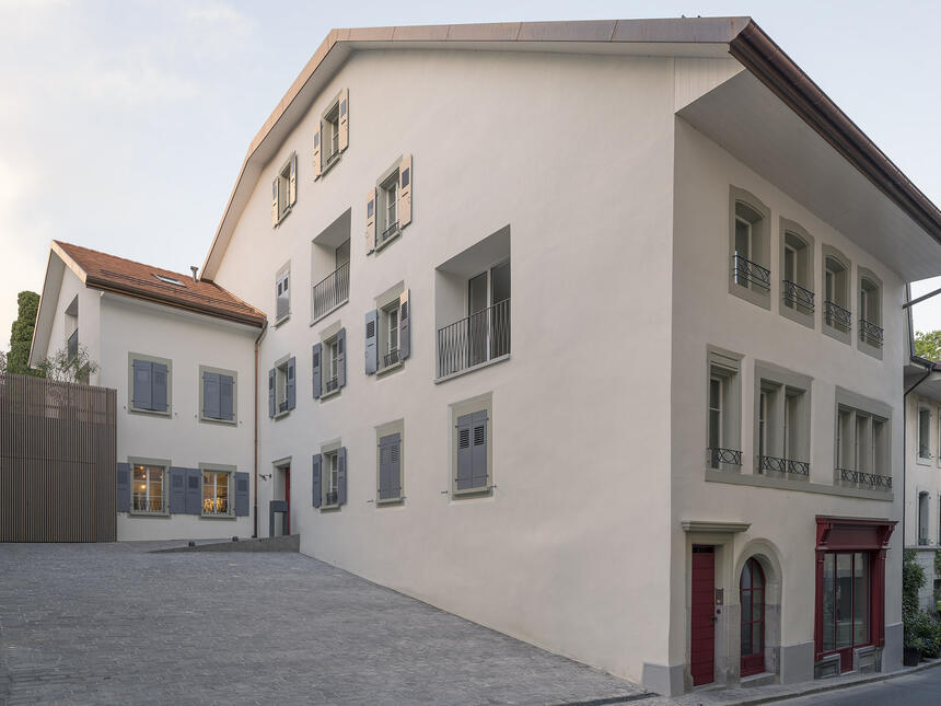 Nur einen Katzensprung vom See entfernt genießt das fast 400 Jahre alte Haus eine privilegierte Lage 