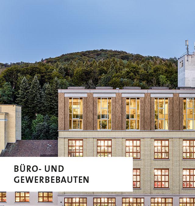 Ein Gebäude in hellbeige bis mittelbraunem Backstein, unten links die Aufschrift: Büro- und Gewerbebauten