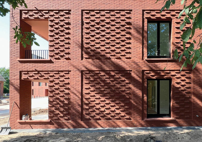Hofensemble in Rot