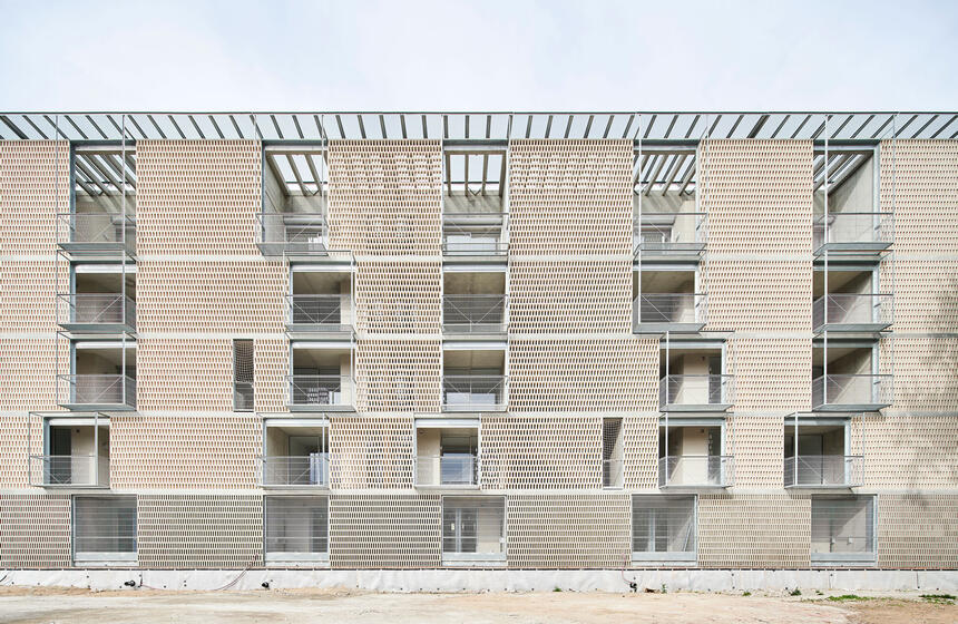 HABITABLE LATTICE (54 Social Housing in Bon Pastor)