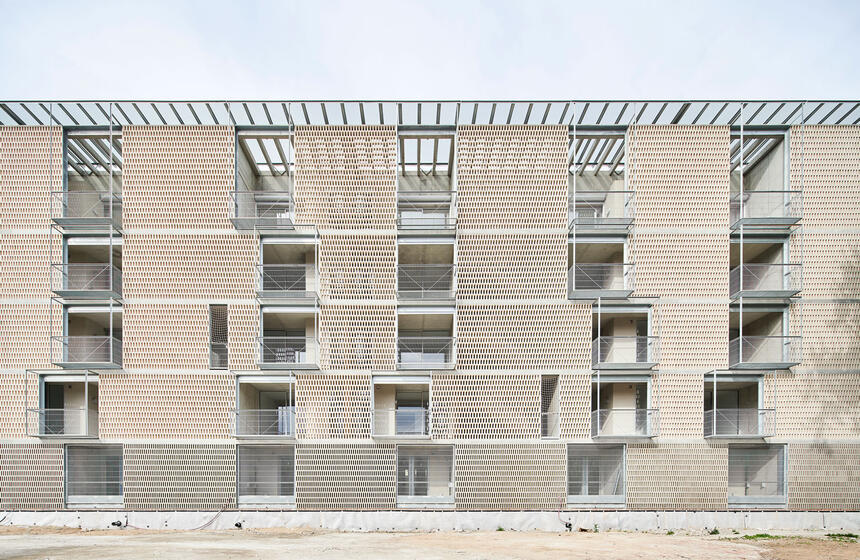 HABITABLE LATTICE (54 Social Housing in Bon Pastor)