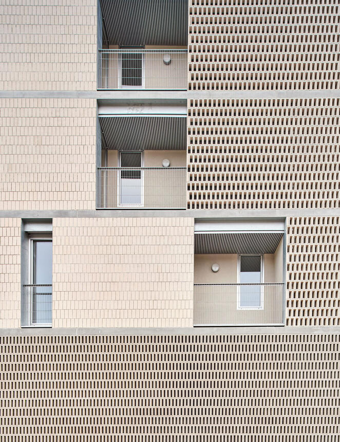 HABITABLE LATTICE (54 Social Housing in Bon Pastor)