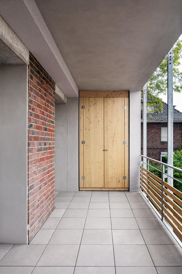 Zur Hofseite hin verbinden Fenstertüren die Räume mit der Loggia.