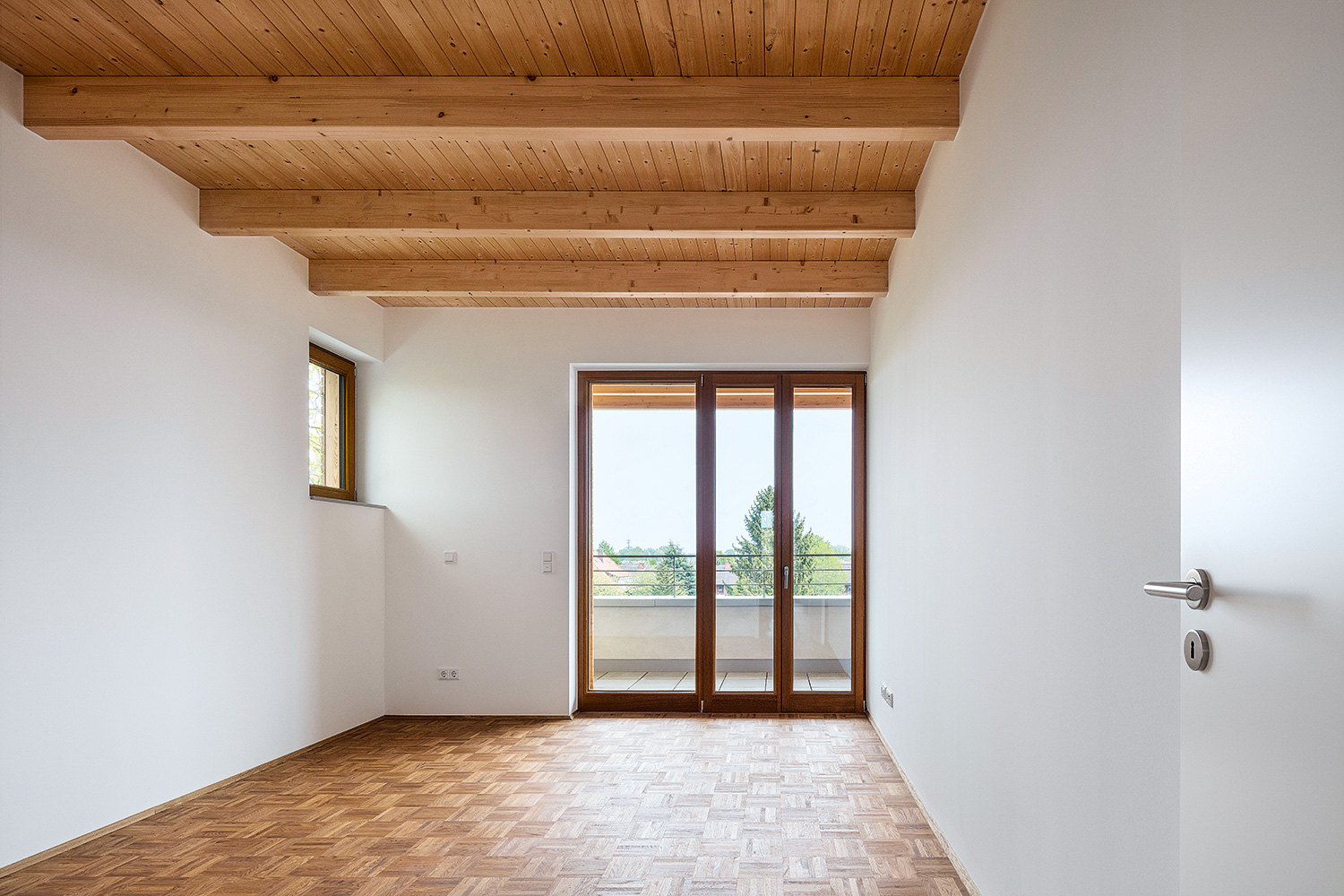 Zur Hofseite hin verbinden Fenstertüren die Räume mit der Loggia.