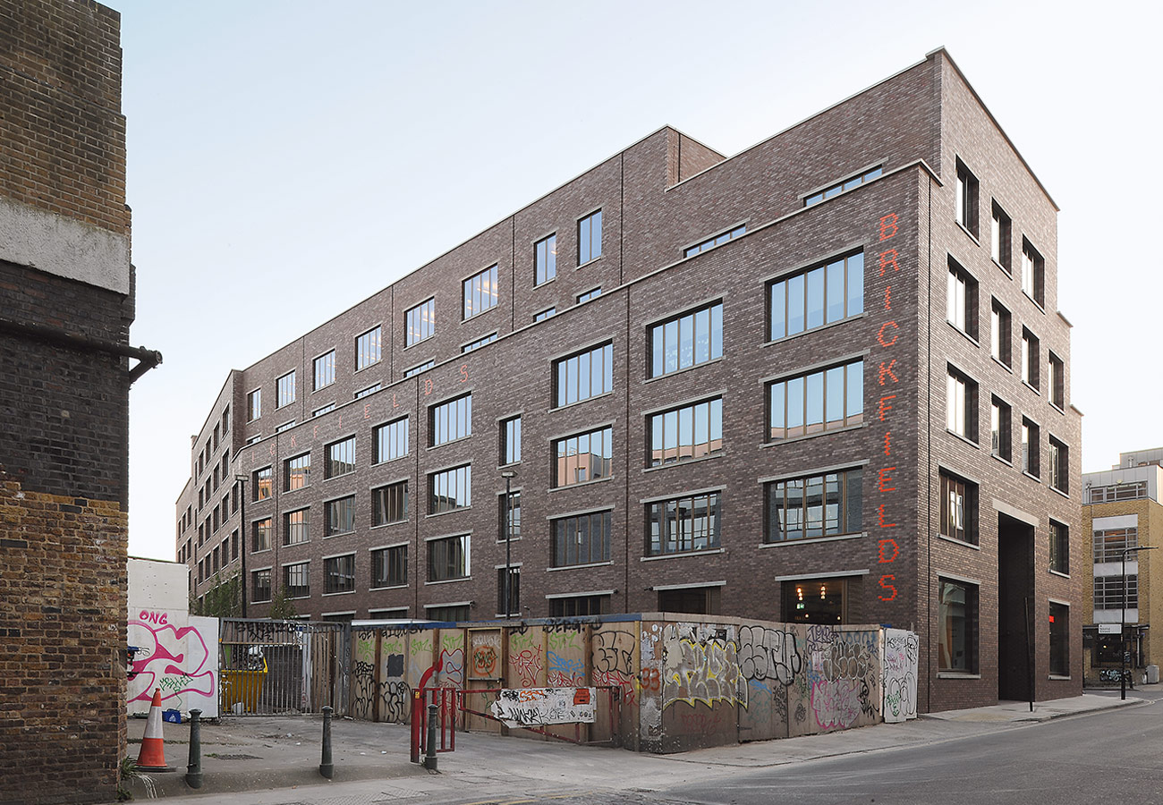 Mit Staffelungen schafft das Brickfields Übergang zu den anliegenden, kleineren Gebäuden.
