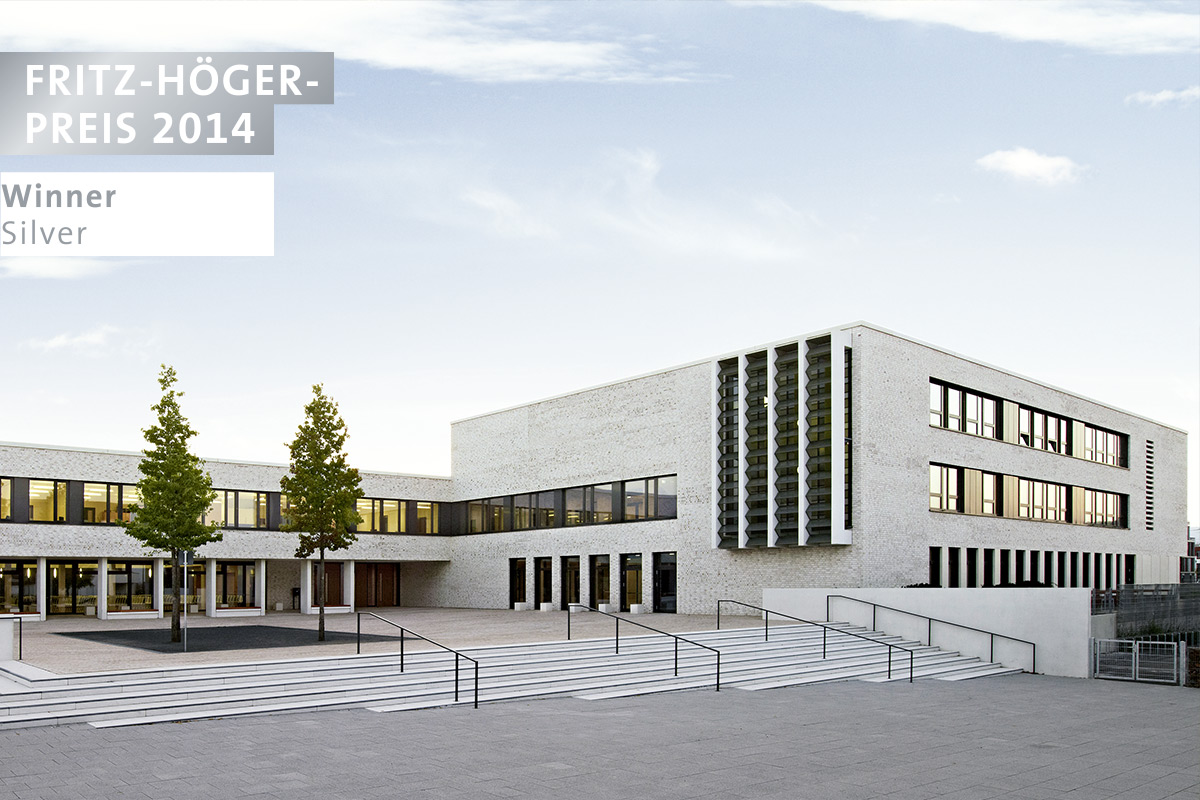 Gymnasium mit Sporthalle und Jugendhaus in Frankfurt-Riedberg, Frankfurt am Main