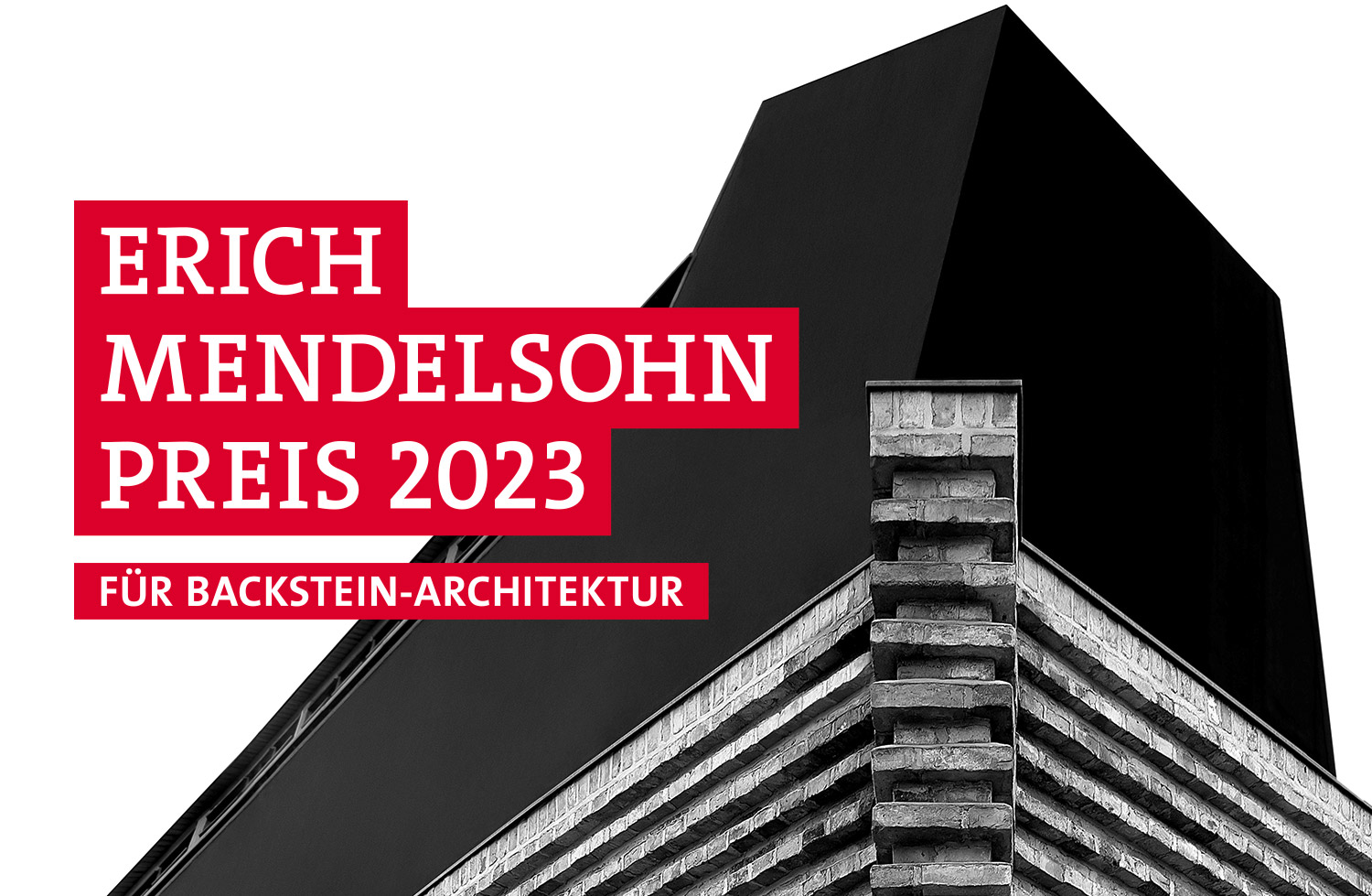 Erich Mendelsohn Preis 2023 für Backstein-Architektur. Links in weißer Schrift auf rotem Hintergrund: Erich Mendelsohn Preis 2023 für Backstein-Architektur. Dahinter bzw. leicht versetzt rechts daneben eine Schwarz-Weiß-Fotografie der Hutfabrik in Luckenwalde von Erich Mendelsohn.